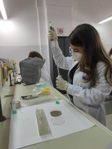 Esercitazioni in chiave speciale nell’ambito del corso di microbiologia dei probiotici: gli studenti si cimentano in digestioni simulate di campioni di lattica integrati con ceppi probiotici isolati dai ragazzi a partire da prodotti alimentari e farmaceutici